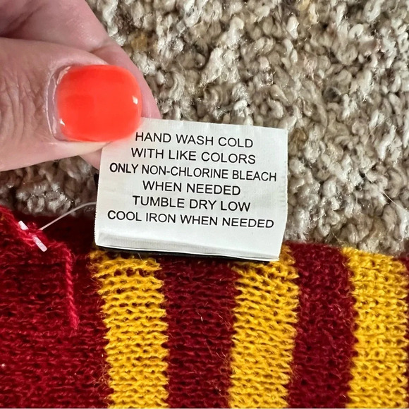 UNIVERSAL STUDIOS  Wizarding World of Harry Potter GRYFFINDOR Scarf - Picture 7 of 7